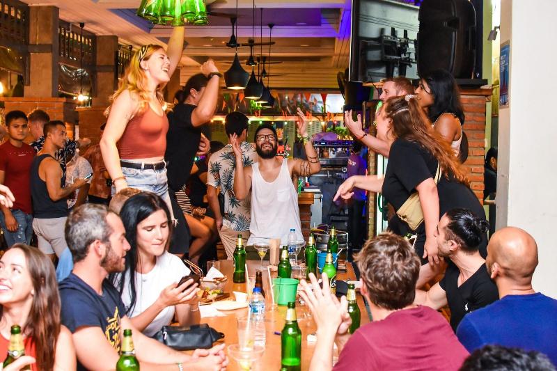 Mad Monkey Bangkok Hostel - Adults Only - Bar