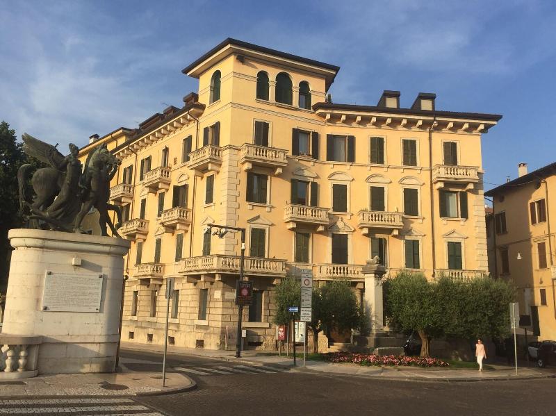Lady Verona - Genel