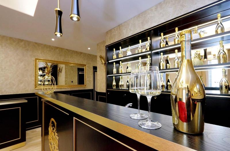Spanish Diamond Luxury Suites Jacuzzi - Bar