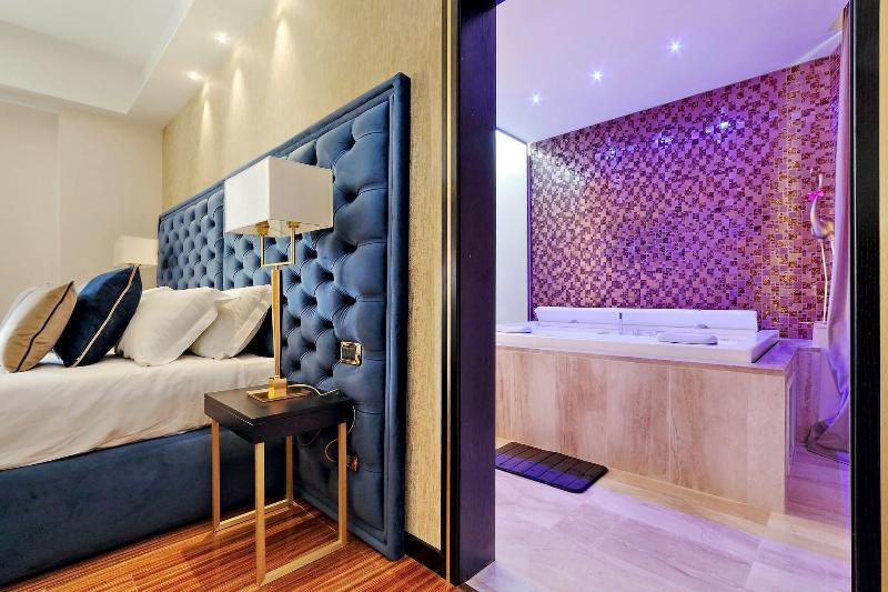 Spanish Diamond Luxury Suites Jacuzzi - Oda