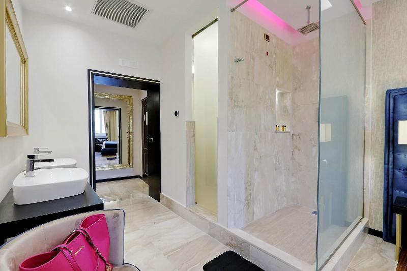 Spanish Diamond Luxury Suites Jacuzzi - Oda