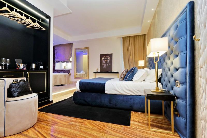 Spanish Diamond Luxury Suites Jacuzzi - Oda