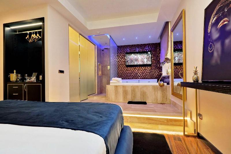 Spanish Diamond Luxury Suites Jacuzzi - Oda