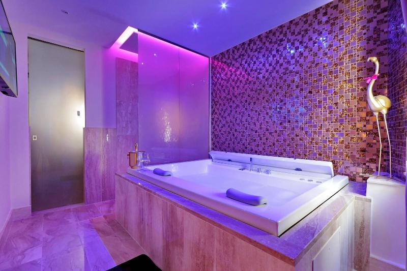 Spanish Diamond Luxury Suites Jacuzzi - Oda