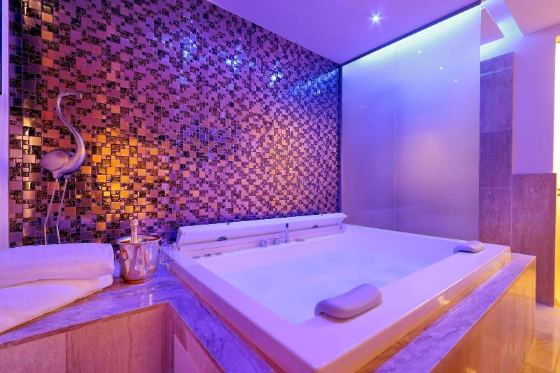 Spanish Diamond Luxury Suites Jacuzzi - Oda