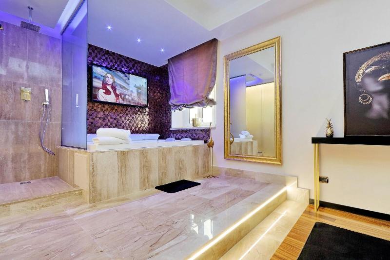 Spanish Diamond Luxury Suites Jacuzzi - Oda