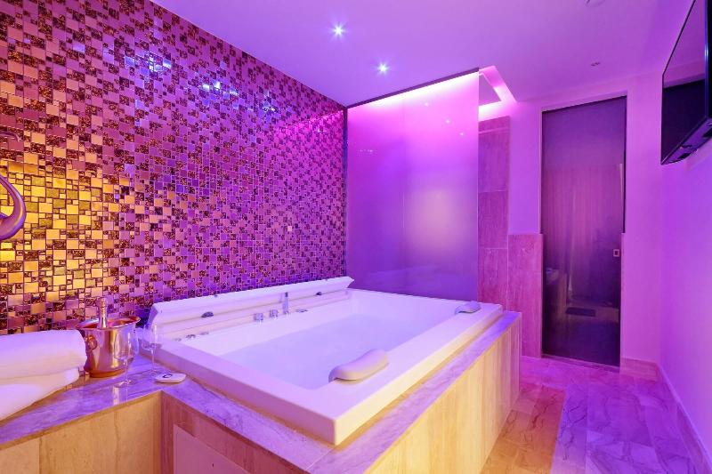 Spanish Diamond Luxury Suites Jacuzzi - Oda