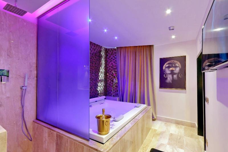Spanish Diamond Luxury Suites Jacuzzi - Oda