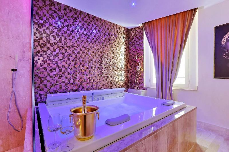 Spanish Diamond Luxury Suites Jacuzzi - Oda