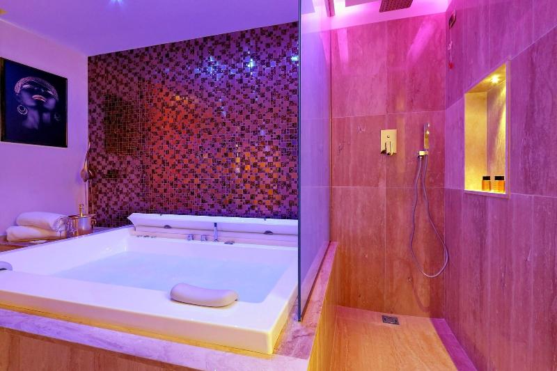 Spanish Diamond Luxury Suites Jacuzzi - Oda