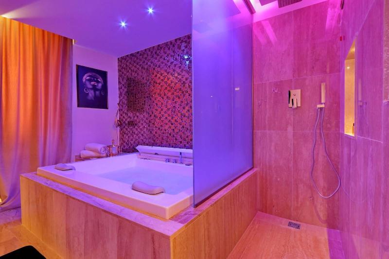 Spanish Diamond Luxury Suites Jacuzzi - Oda