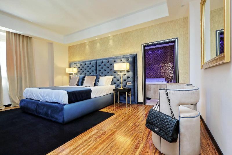 Spanish Diamond Luxury Suites Jacuzzi - Oda