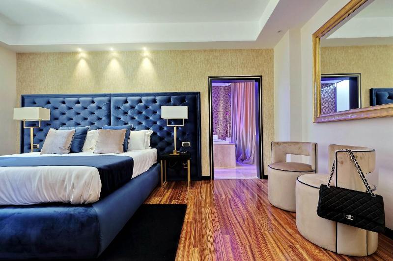 Spanish Diamond Luxury Suites Jacuzzi - Oda