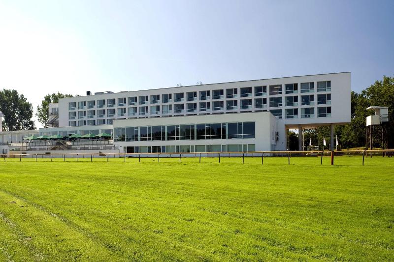 Atlantic Hotel an der Galopprennbahn - Genel