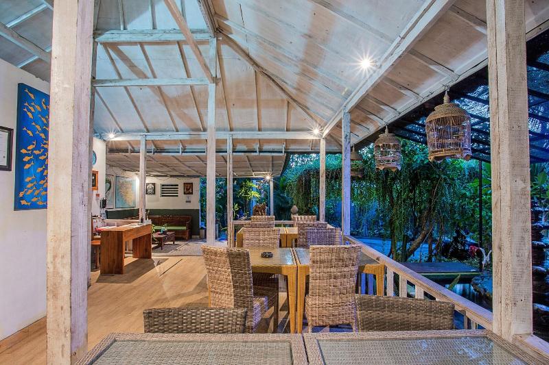 221 Garden Cottages - Lobi