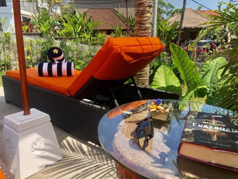 The Sender Pool Suite - Teras