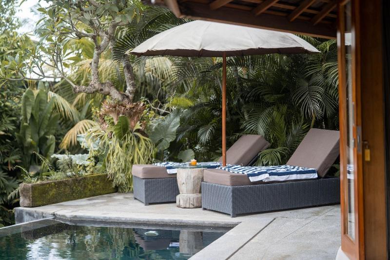 The Sender Pool Suite - Teras