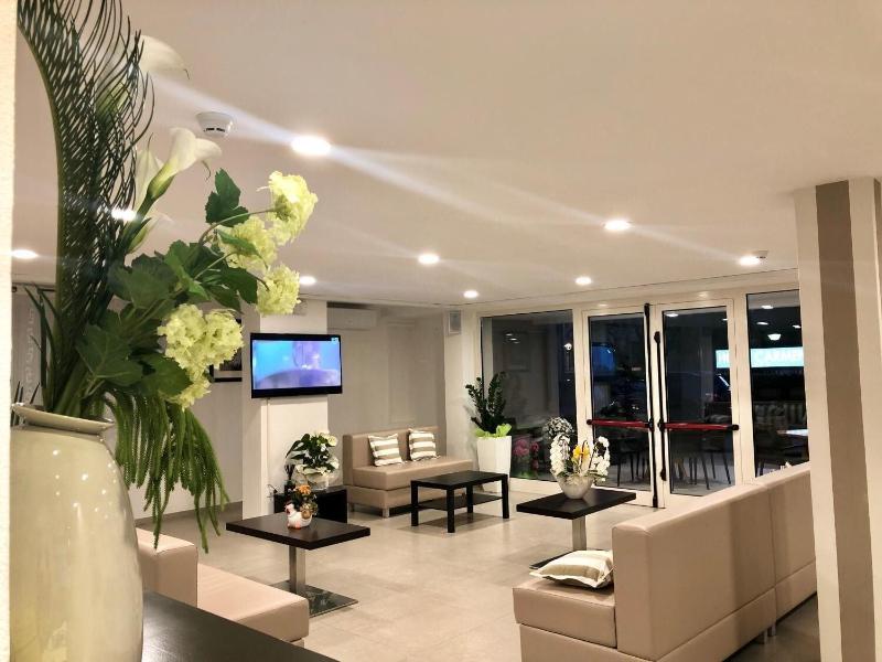 Hotel Carmen - Lobi