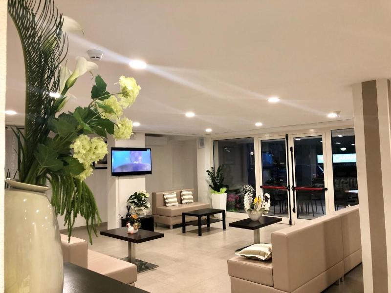Hotel Carmen - Lobi