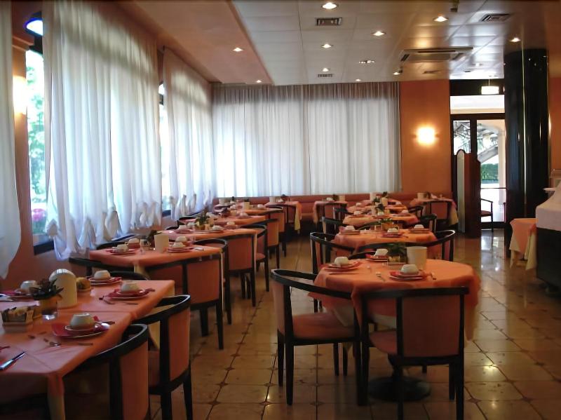 Mini Hotel Le Ville - Restoran