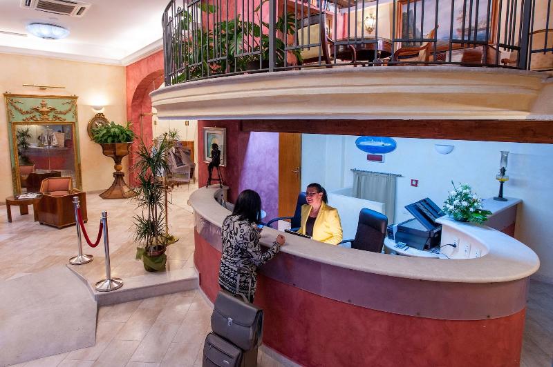 Hotel Flora - Lobi