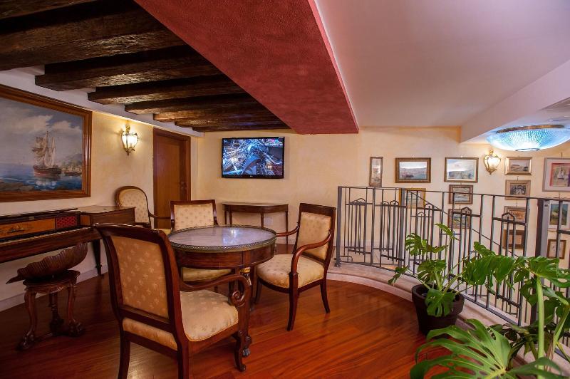 Hotel Flora - Lobi