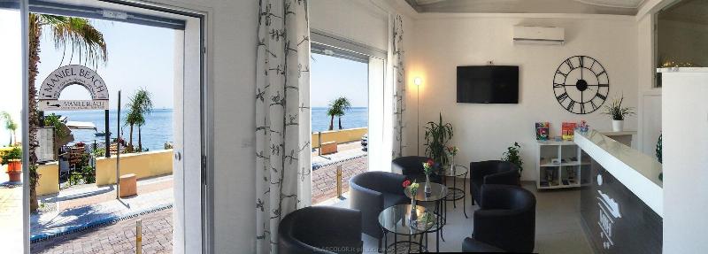 Maniel Beach Hotel - Lobi