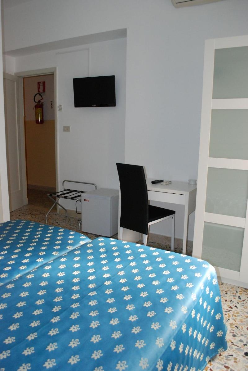 Maniel Beach Hotel - Oda