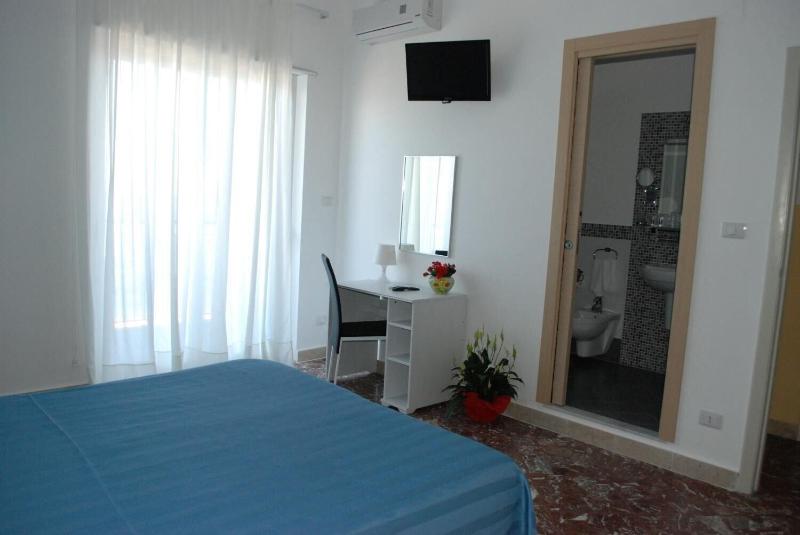 Maniel Beach Hotel - Oda