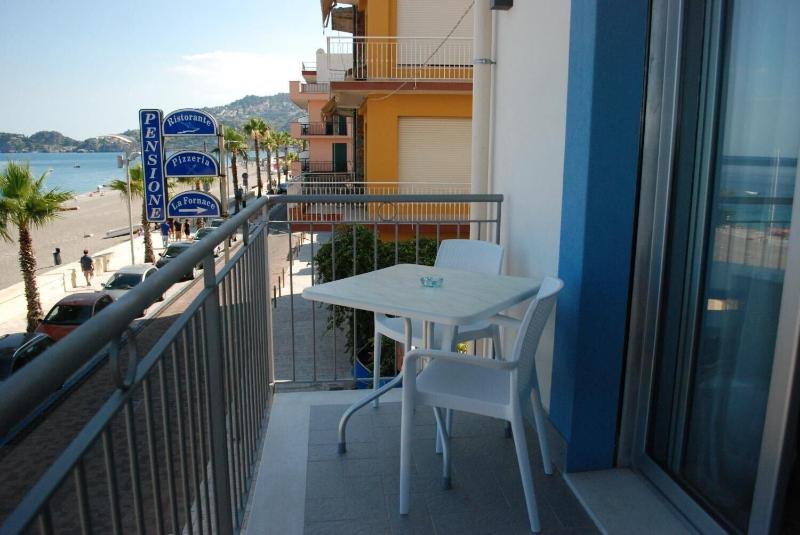 Maniel Beach Hotel - Oda