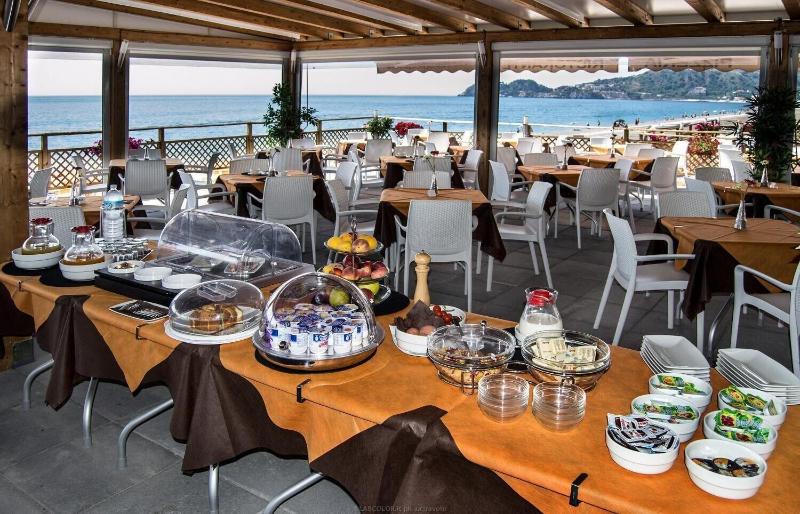 Maniel Beach Hotel - Restoran
