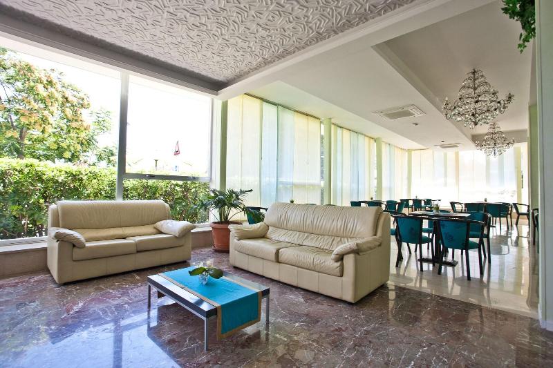 Hotel Holiday Park - Lobi