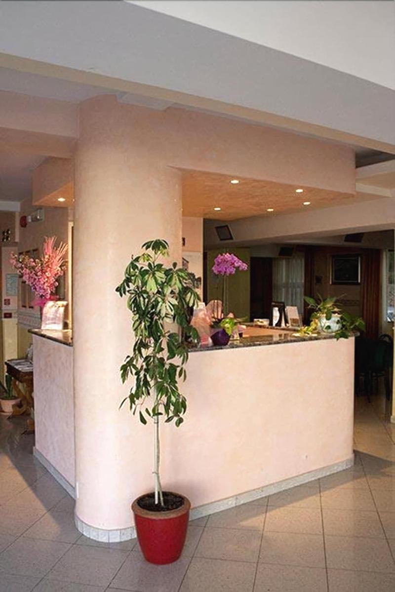 Hotel Monica - Lobi
