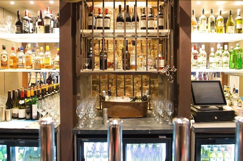 Ox Hotel Bar & Grill - Bar