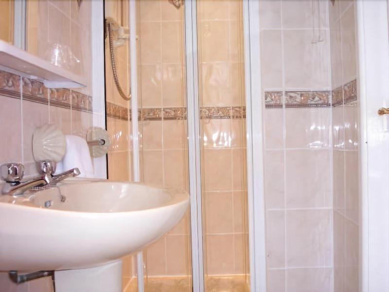 Lynbar Hotel - Oda