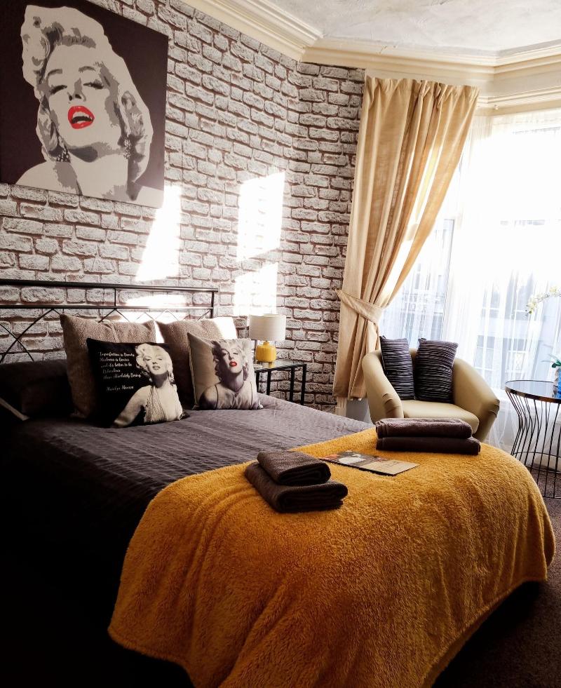 Lynbar Hotel - Oda