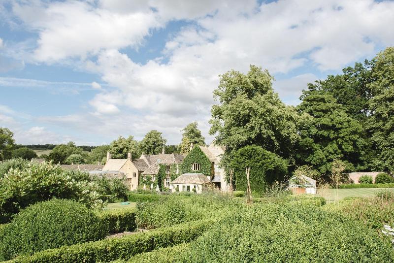 Lords Of The Manor Hotel - Genel