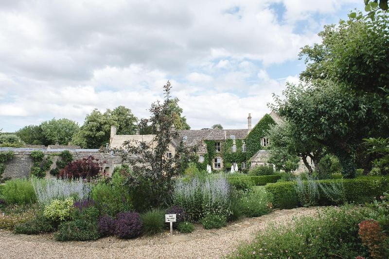 Lords Of The Manor Hotel - Genel