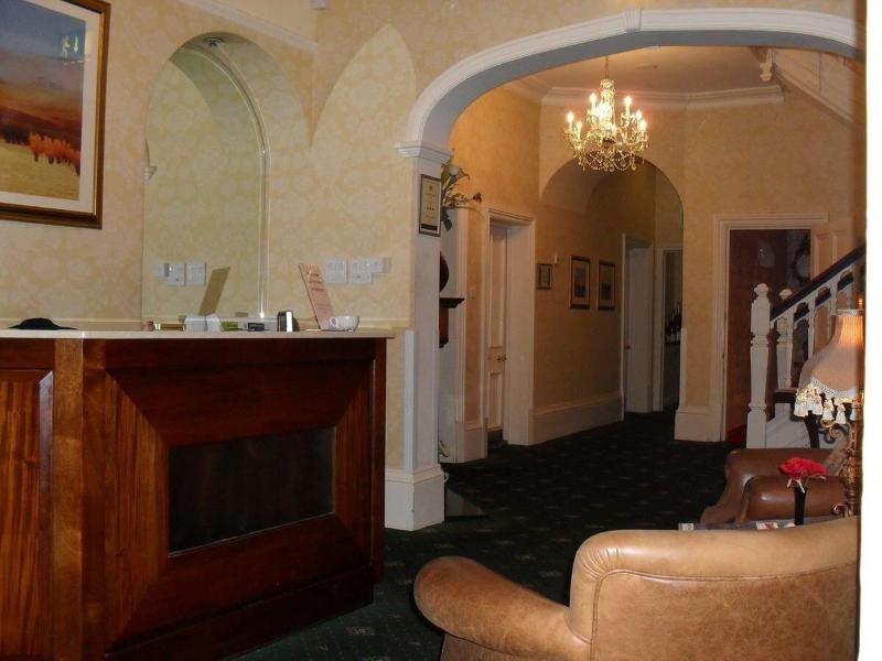 Woodlands Hotel - Lobi