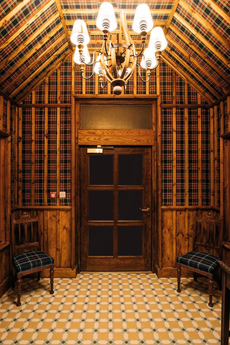 The Whispering Pine Lodge - Lobi