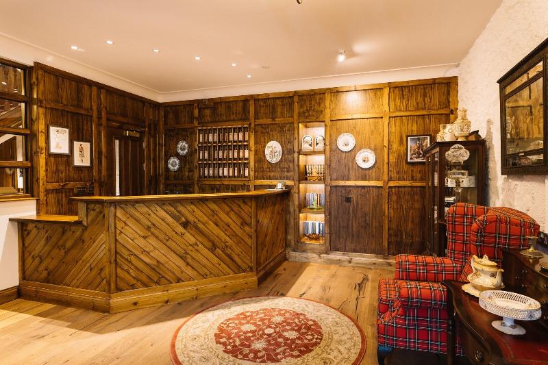 The Whispering Pine Lodge - Lobi