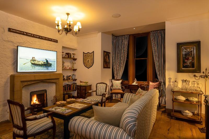 The Whispering Pine Lodge - Lobi