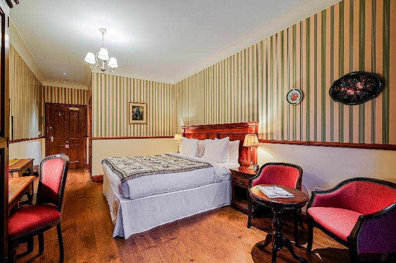The Whispering Pine Lodge - Oda