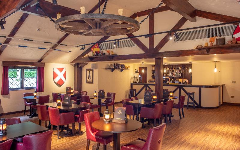 Warwick Castle Hotel and Knight's Village - Bar