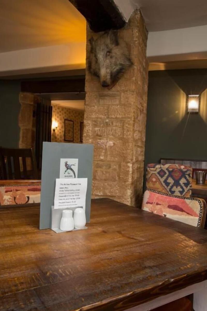 The Golden Pheasant Inn - Lobi