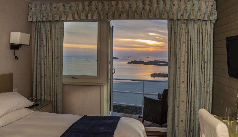 Cobo Bay Hotel - Oda