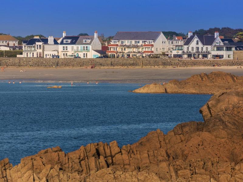 Cobo Bay Hotel - Plaj