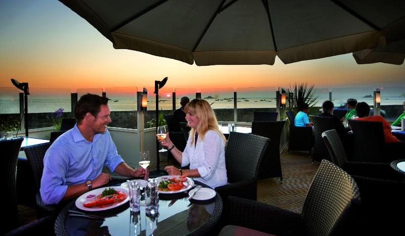 Cobo Bay Hotel - Restoran