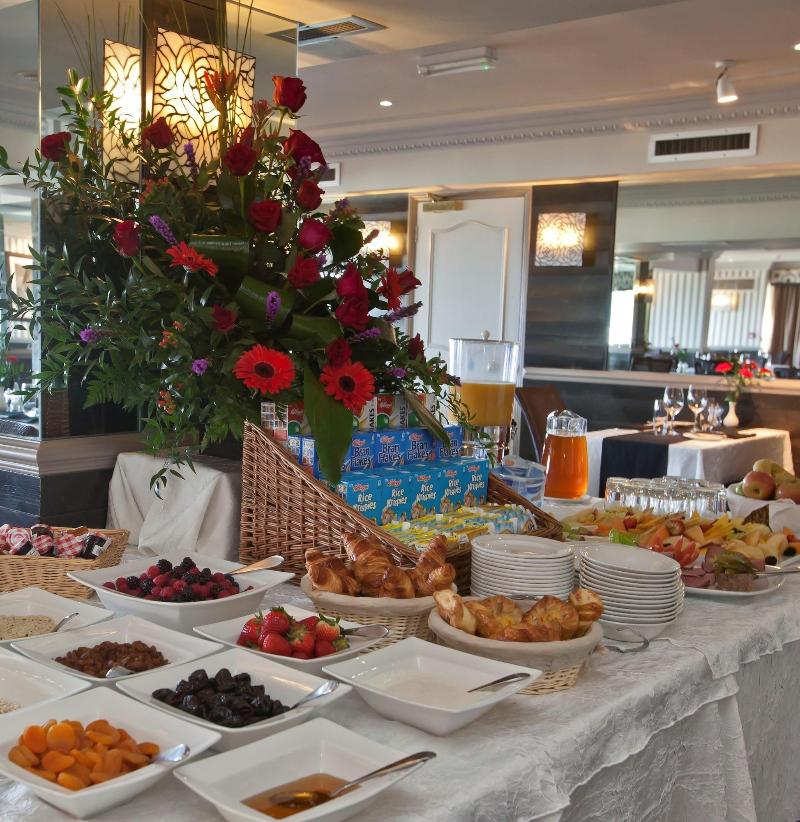 Cobo Bay Hotel - Restoran