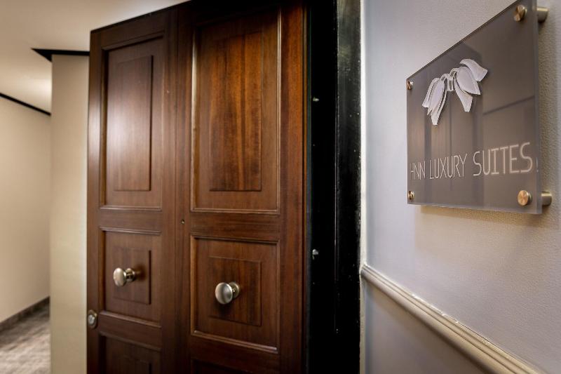 Hnn Luxury Suites - Lobi